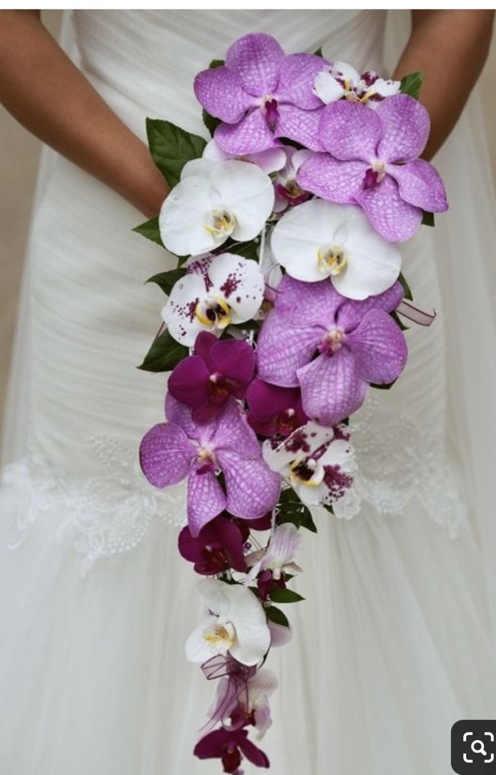Букет невесты из орхидей с длинной лентой