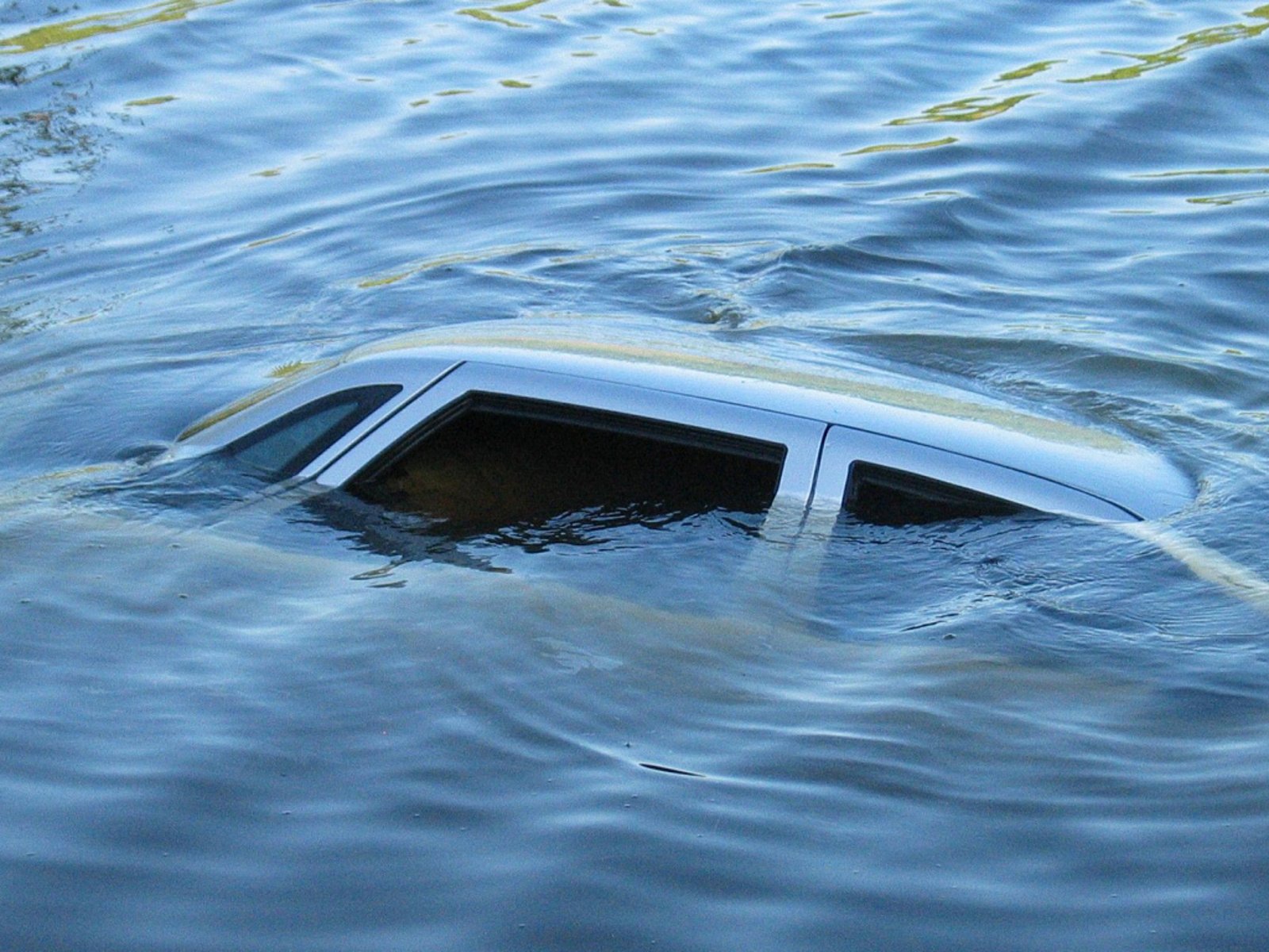 Машина тонет. Машина в воде. Машина в озере.