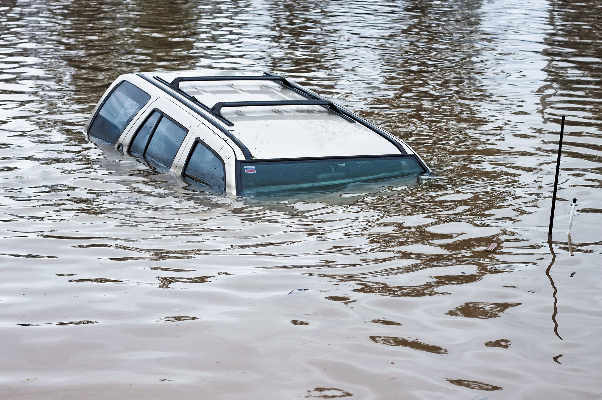 Машины падают в воду. Затопленная машина. Утопленный автомобиль. Авто утопленники. Автомобиль утопленник.