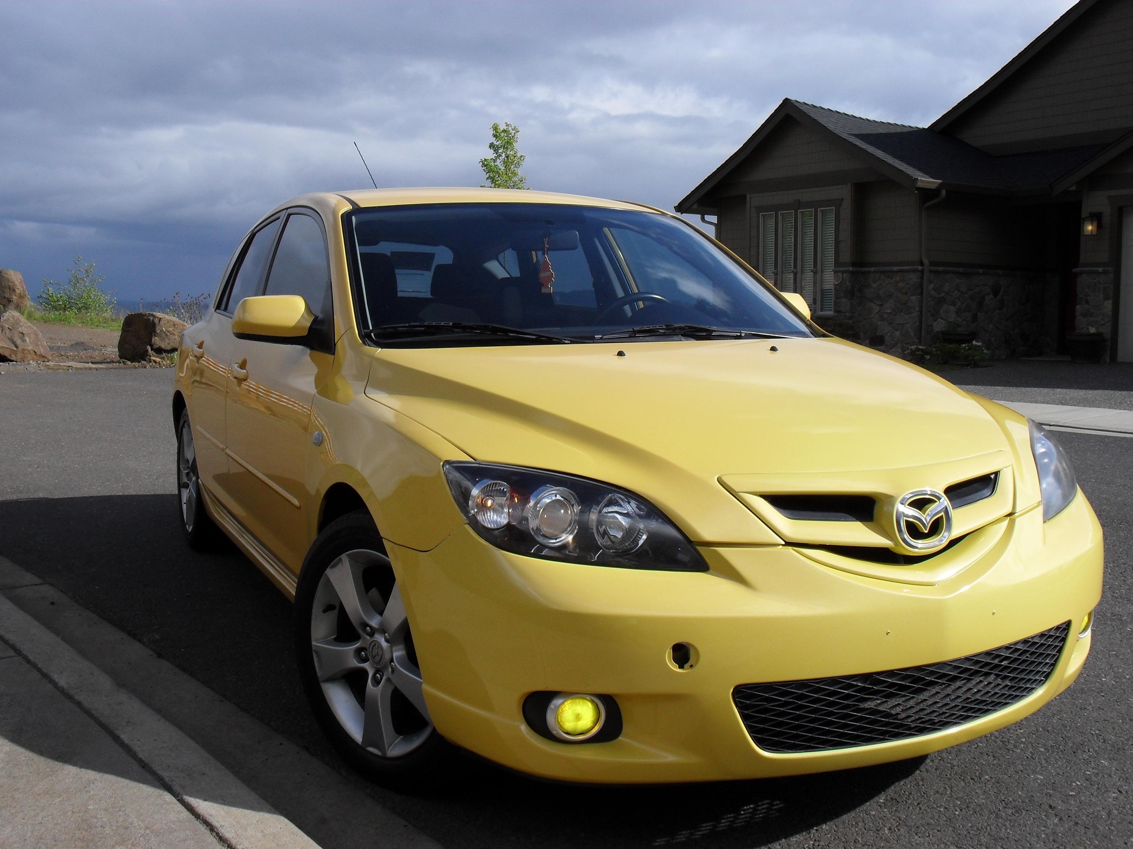 Три желтых машин. Мазда 3 желтая. Mazda 3 хэтчбек желтая. Мазда 3 2004 седан желтый. Мазда 3 2007 желтая седан.