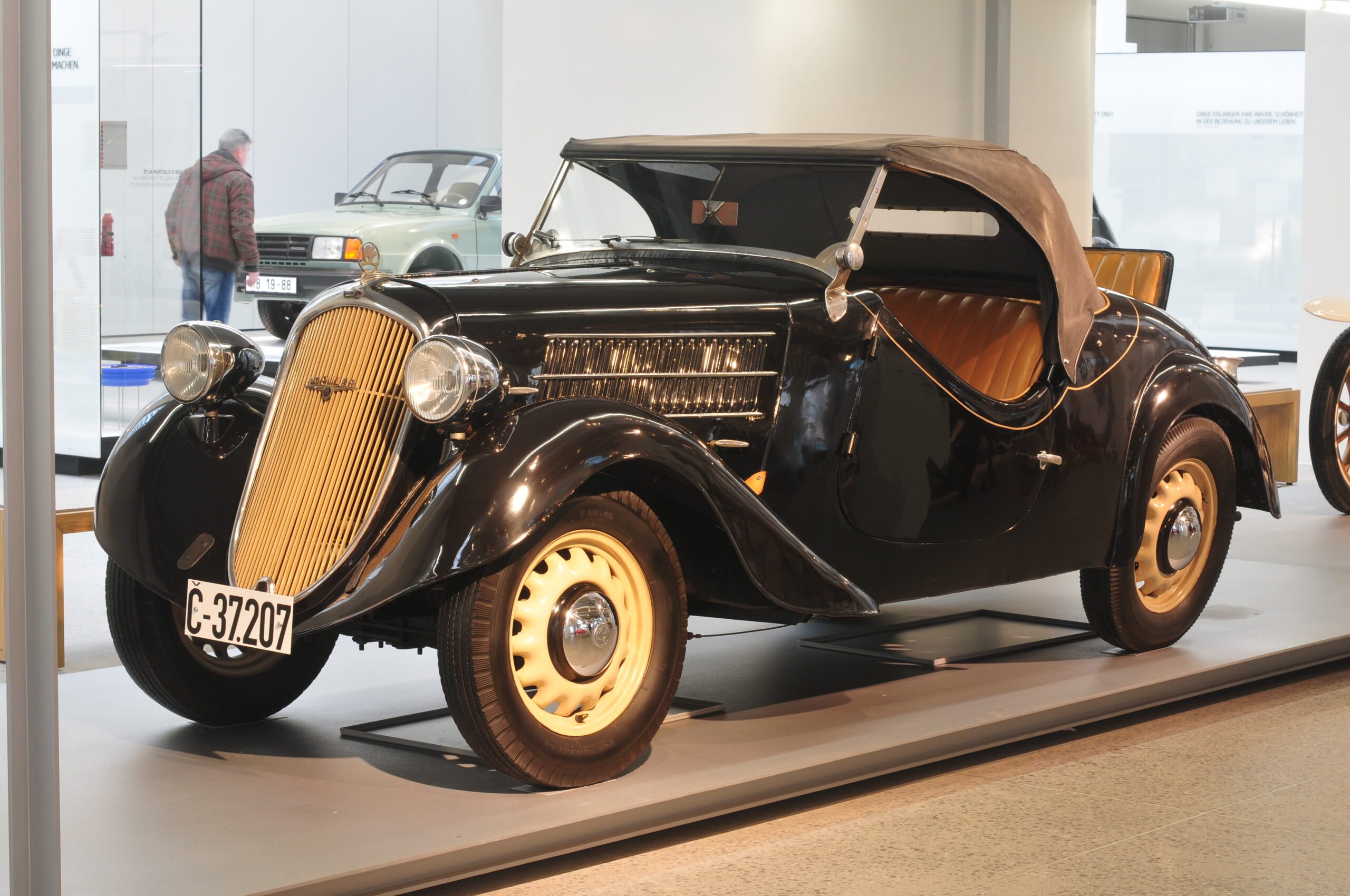 1 автомобиль шкода. Skoda Rapid 1934 года. Skoda popular 420. Шкода самая первая модель 1895.