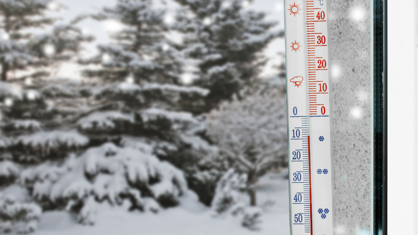 Термометр зимой. Термометр в снегу. Градусник уличный зимой. Низкая температура. Холодная зимняя температура воздуха