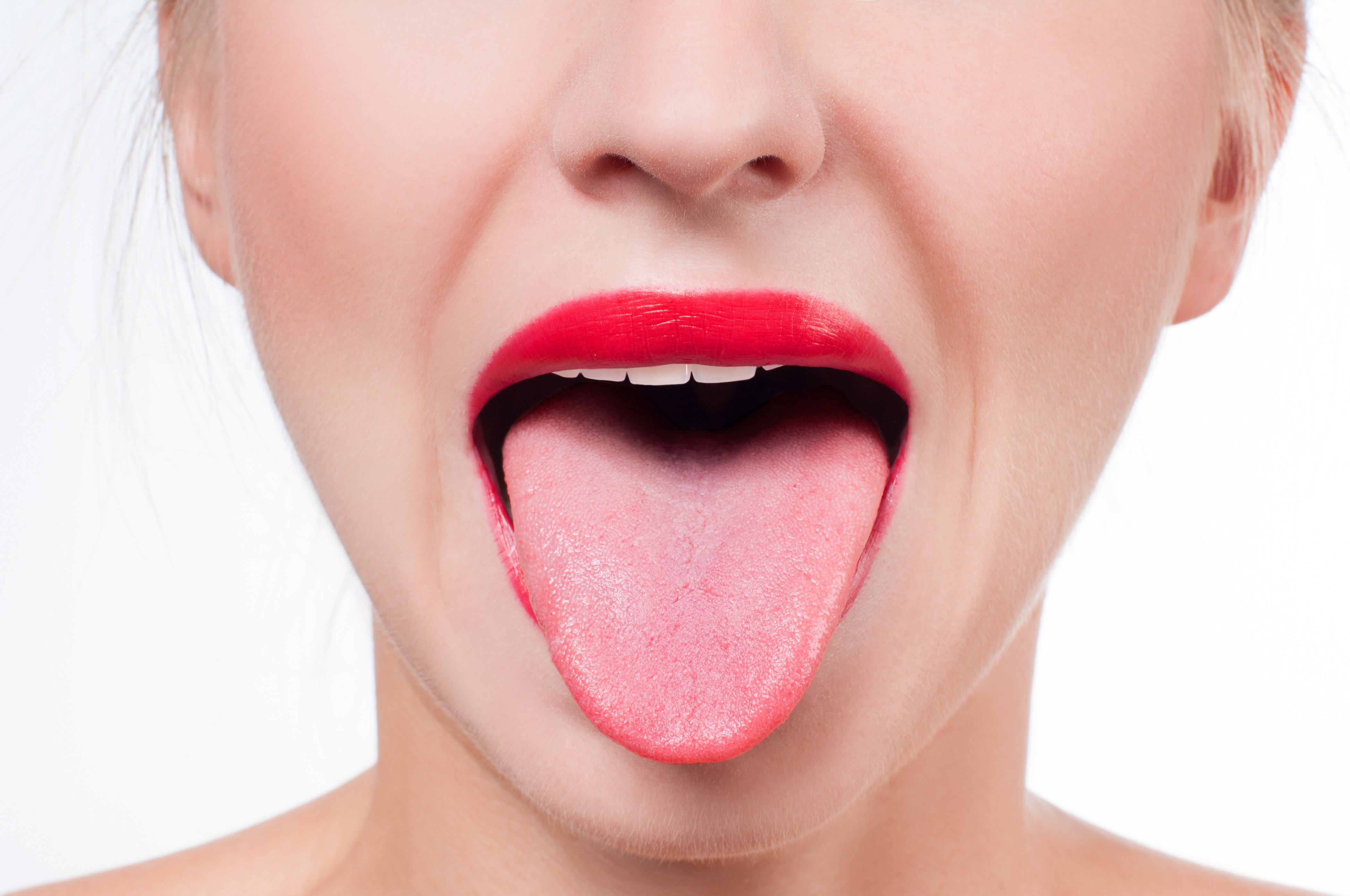Рот девушки с языком