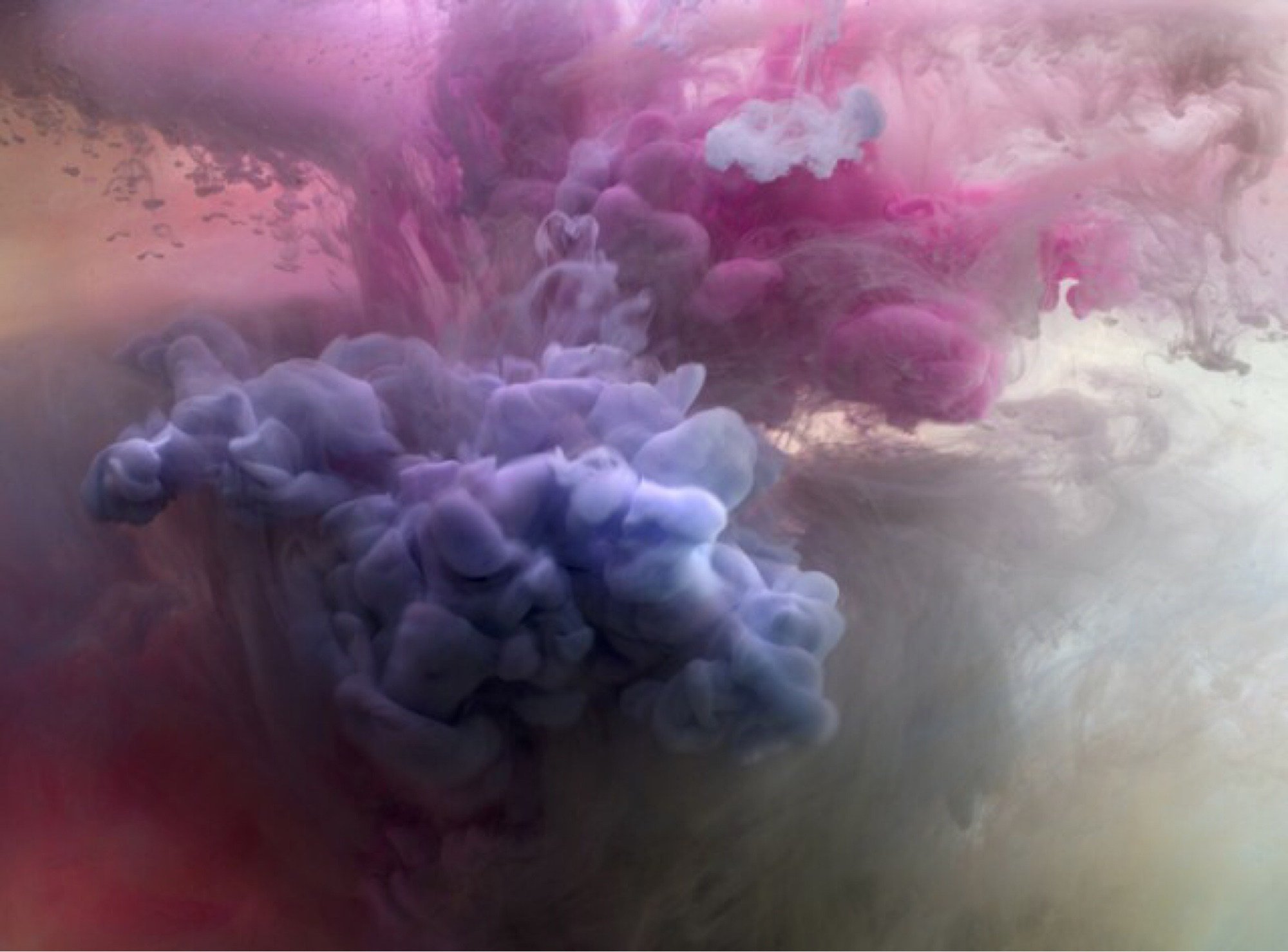 Утечка облака. Краска в воде. Цветной туман. Чернила в воде. Разноцветный туман.