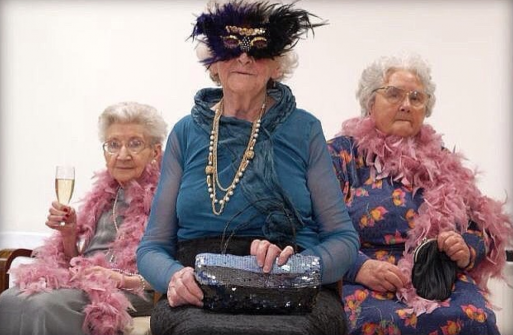 Старая тетка в чулках. Три смешные старушки. Старость бабушка. Три подруги в старости.