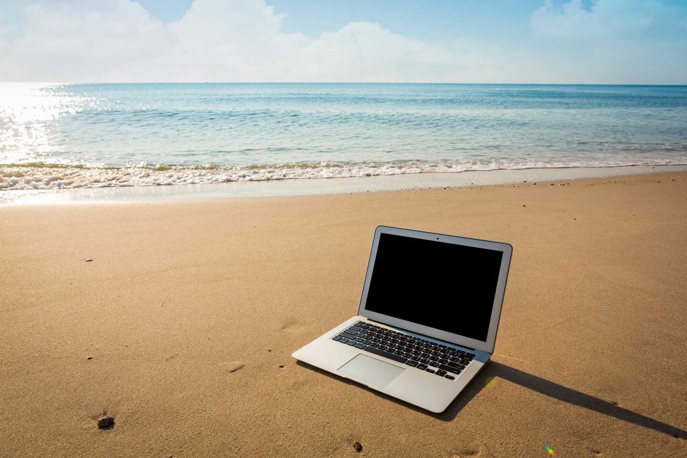 С ноутбуком на море