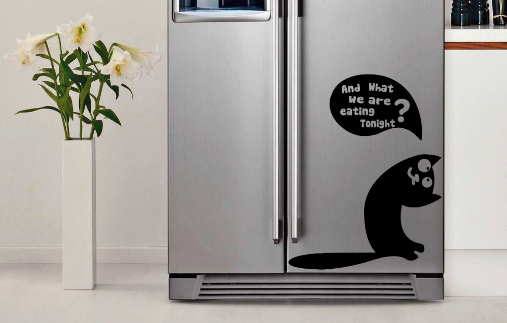 Холодильник черного цвета