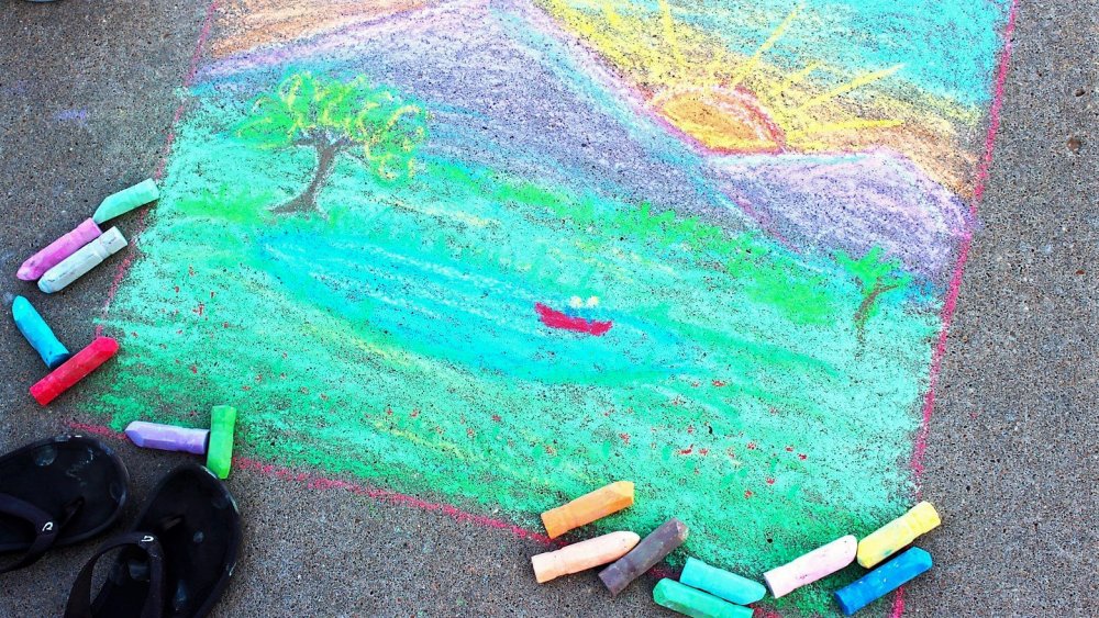 Рисование цветными мелками на асфальте