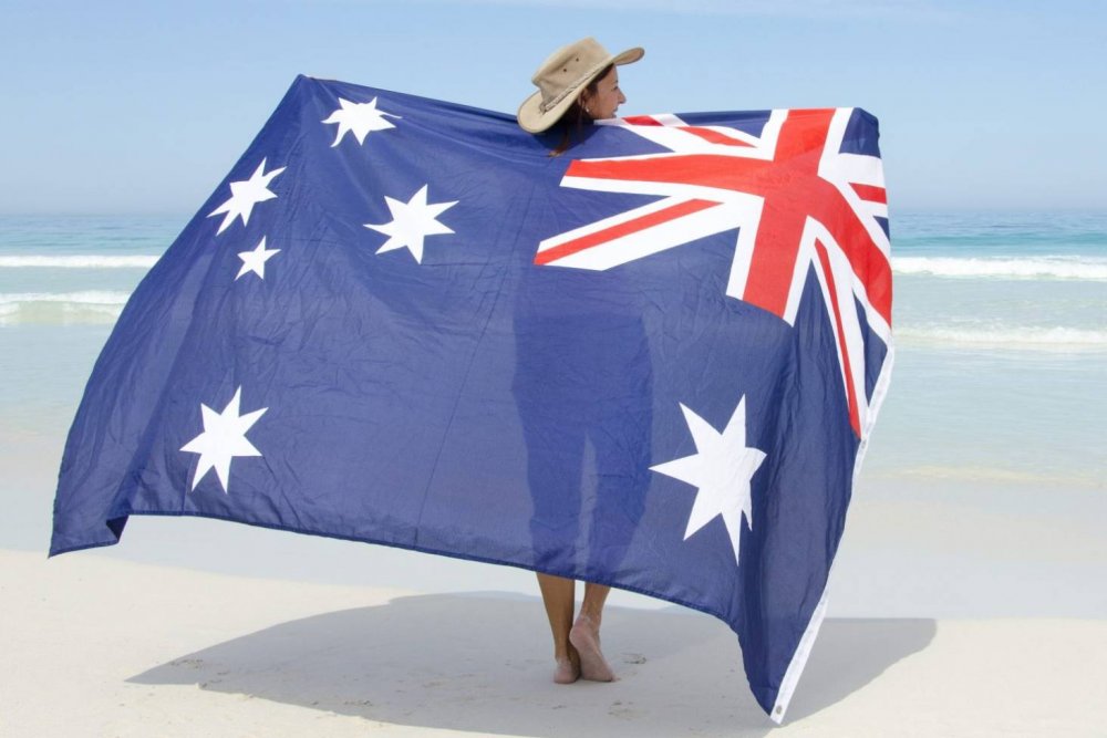 Австралийским флагом на кровати полная