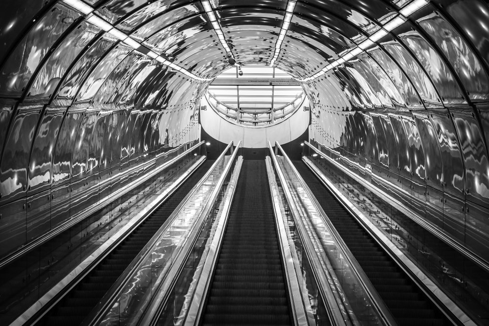 Черно белая станция метро