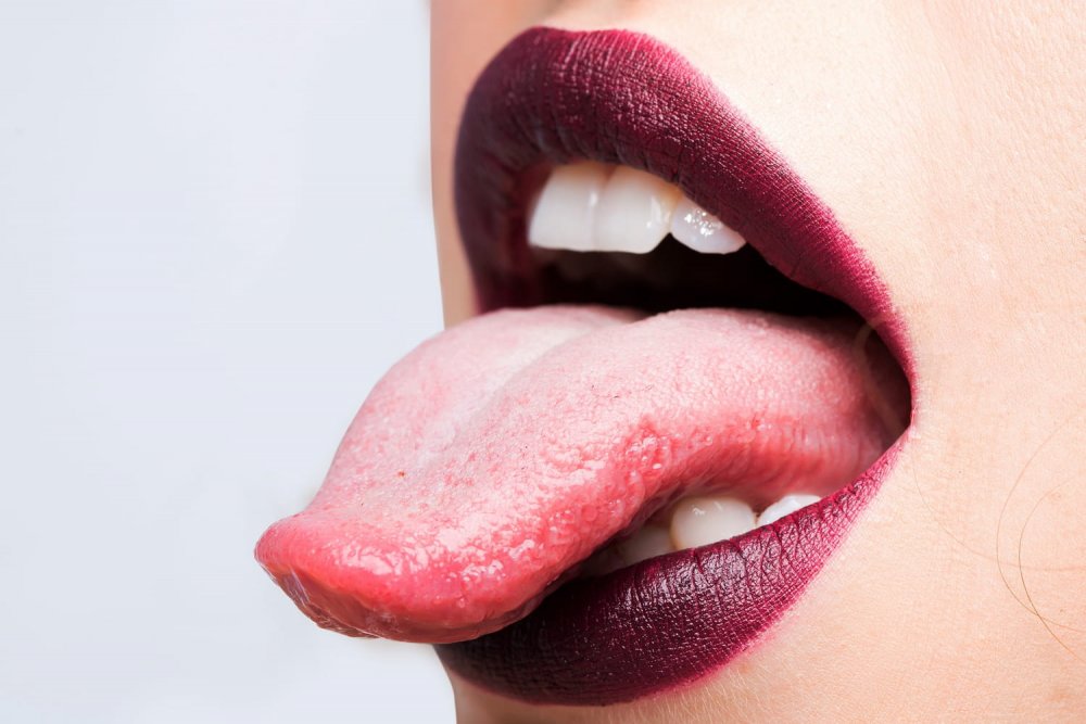 Женские губы язык на бок
