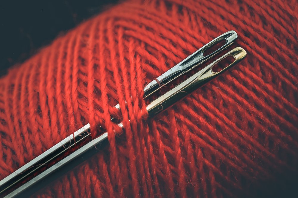 Игла для шитья с нитками