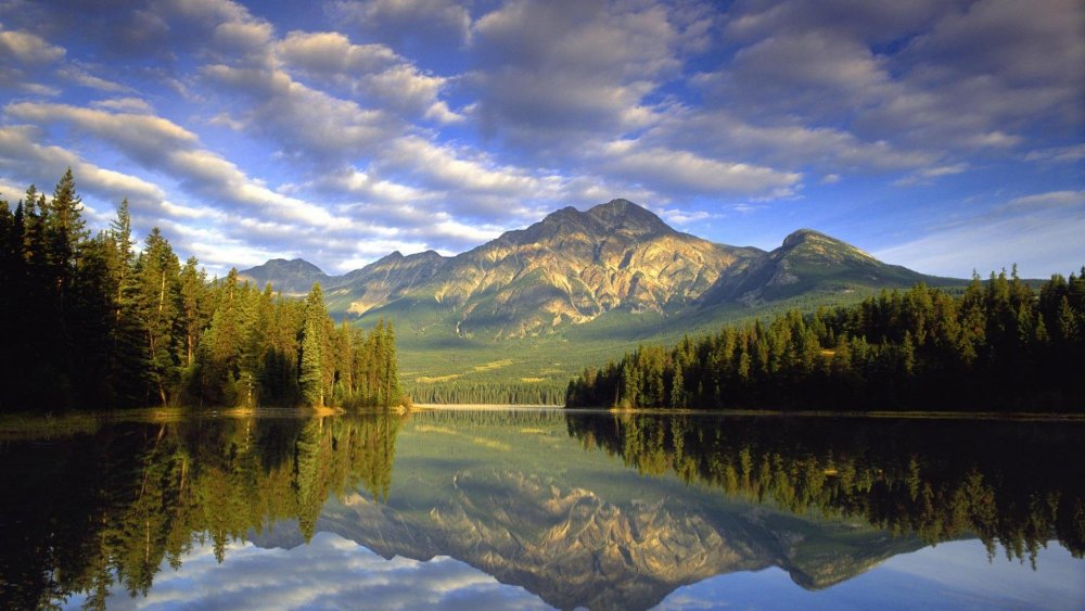 Озеро Малайн в национальном парке Джаспер Альберта Канада