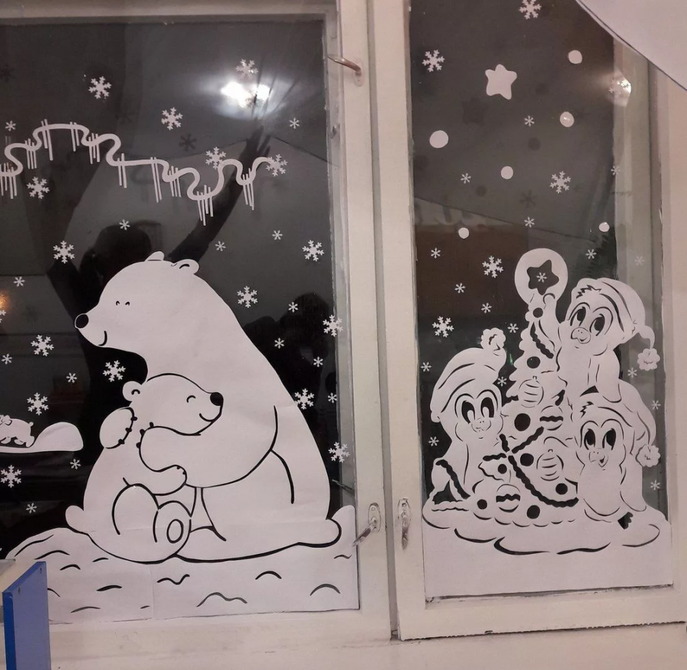 Сюжетные украшения на окна новогодние