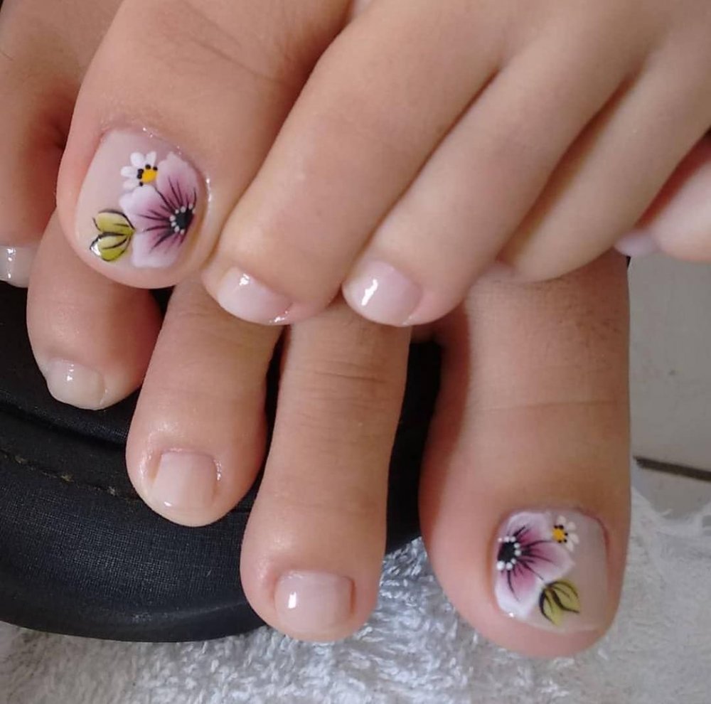 Цветок на ногтях на ногах