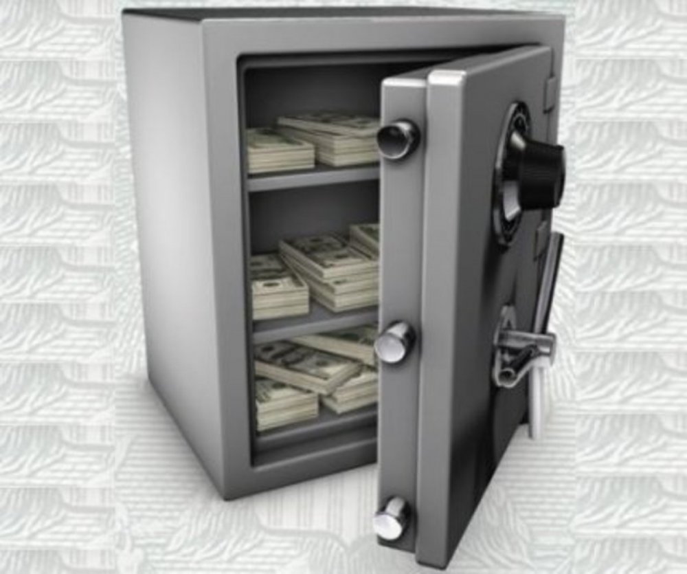 Открытый сейф с деньгами