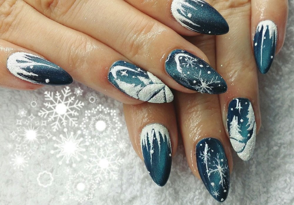 Новогодний маникюр на миндалевидные ногти со снежинками