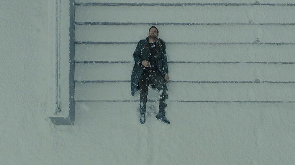 Бегущий по лезвию 2049 Райан Гослинг на снегу