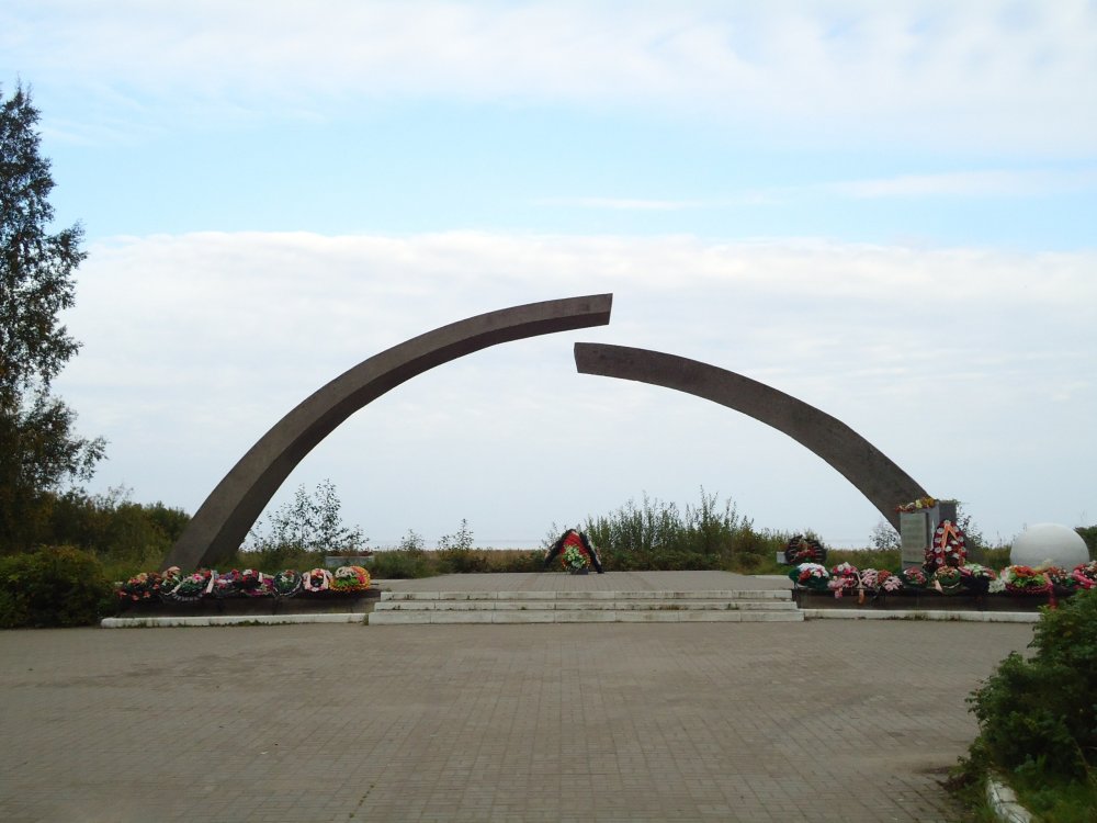 Памятник разорванное кольцо блокады Ленинграда