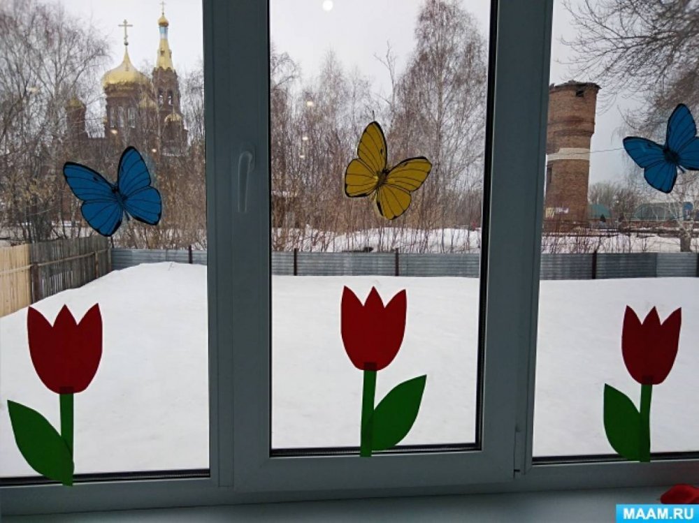Весеннее украшение окон в детском саду бабочками