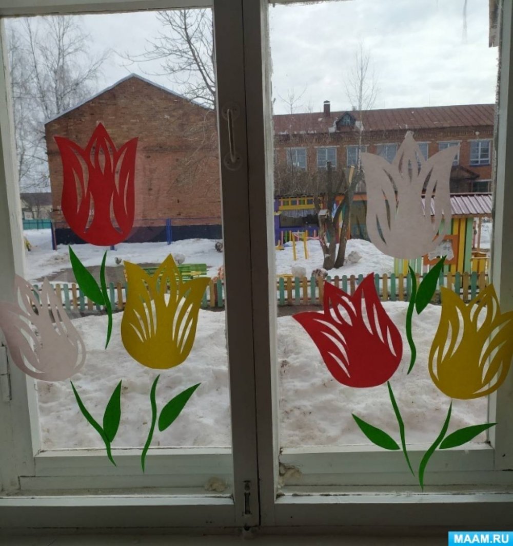 Украшение окон Весна в детском саду тюльпаны