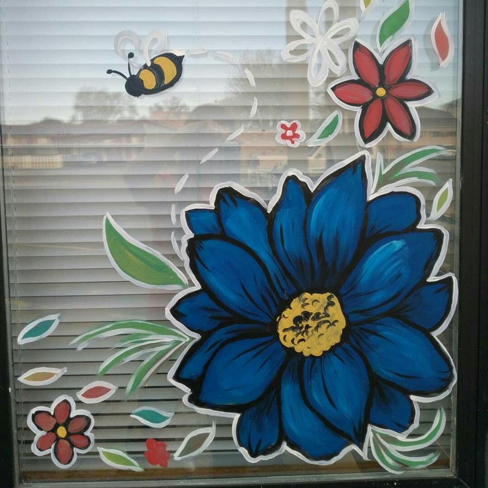 Цветы на окнах гуашью