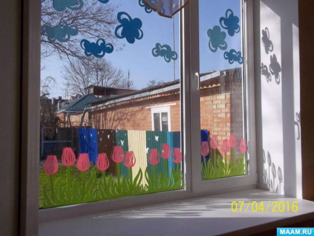 Весенние композиции на окнах в детском саду