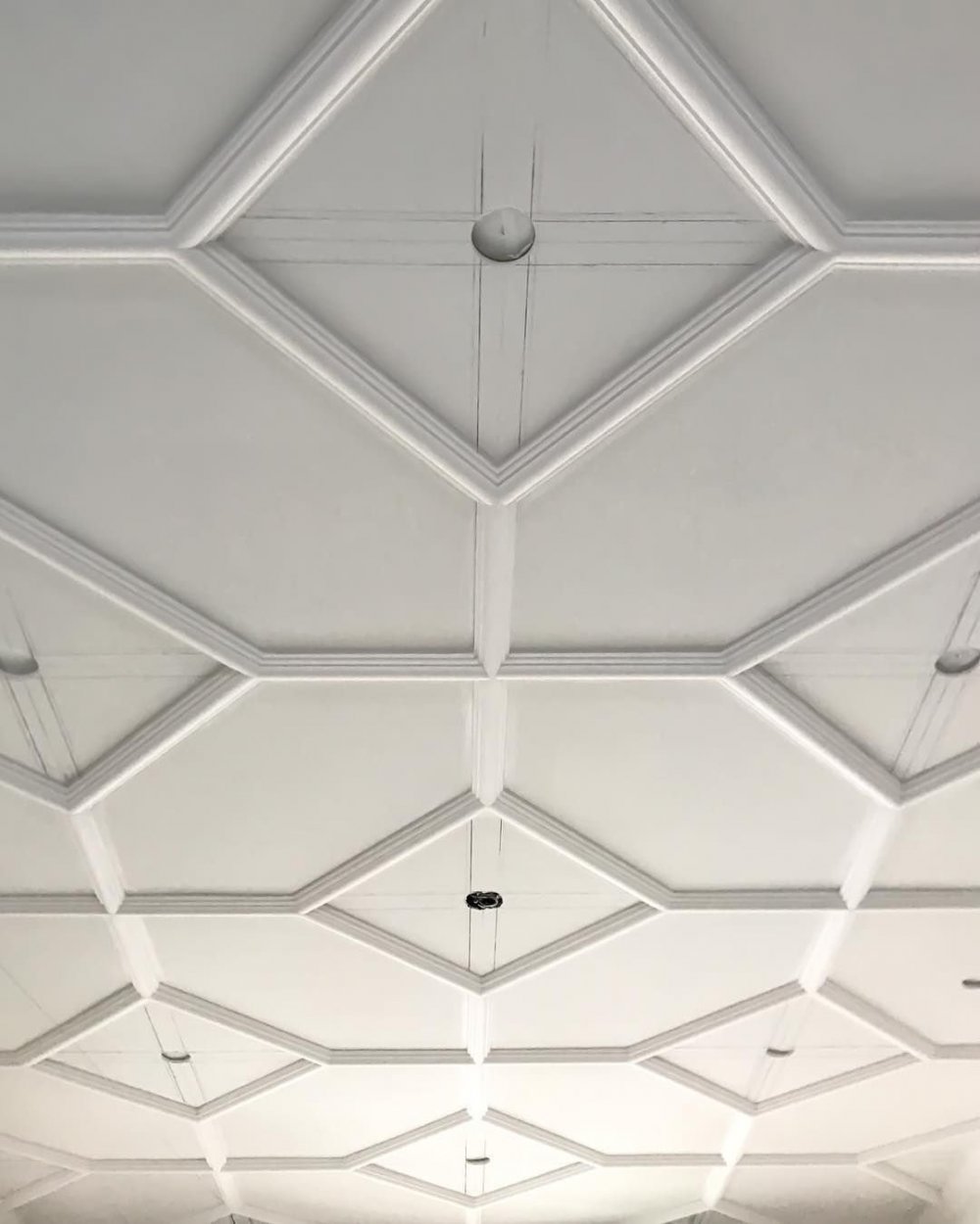 Геометрические узоры на потолке