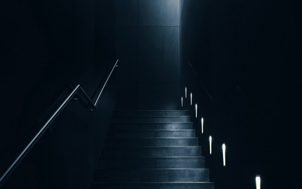 Темная лестница