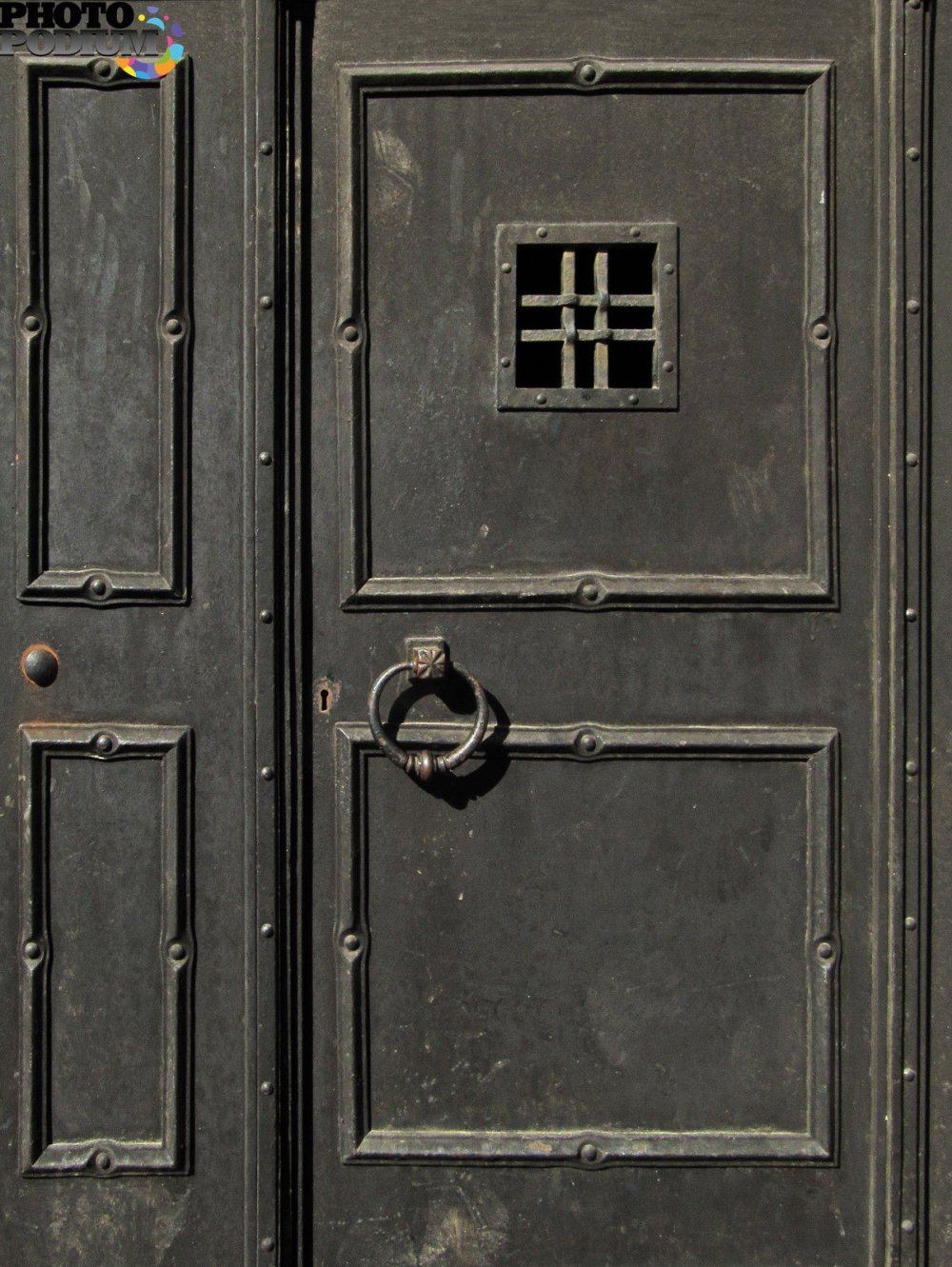 Бутафорская дверь с металлическая