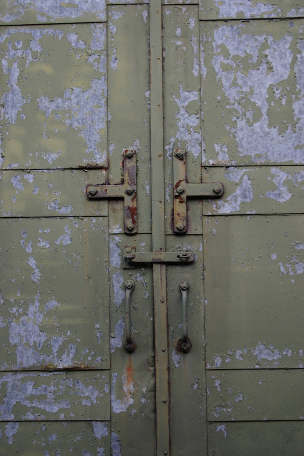 Старинная металлическая дверь