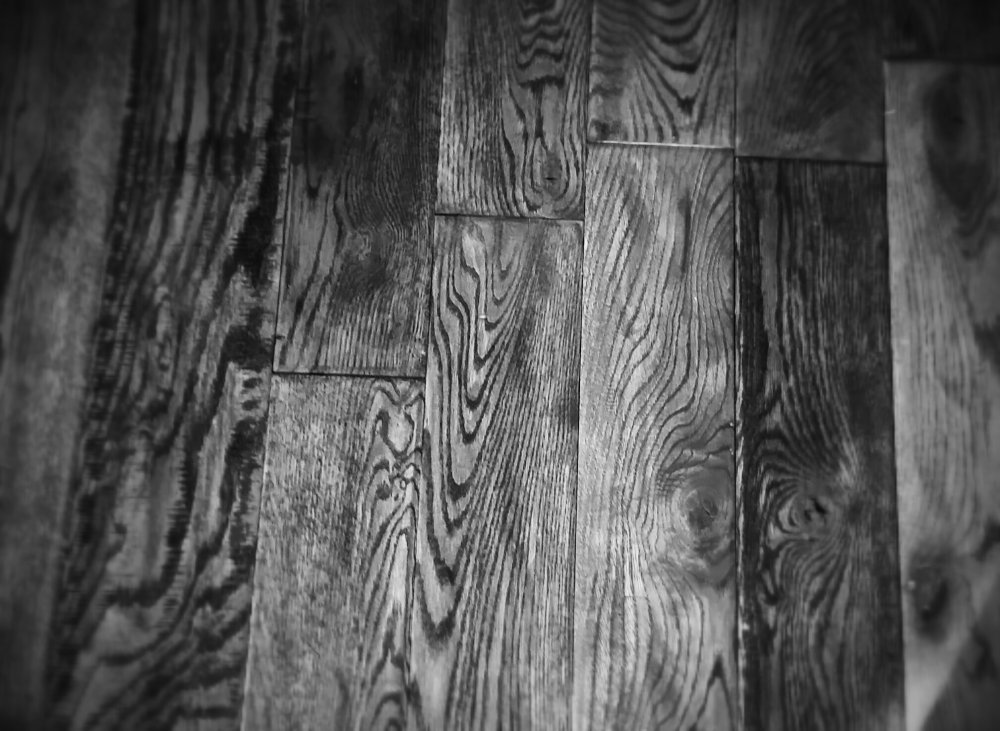 Черный деревянный пол