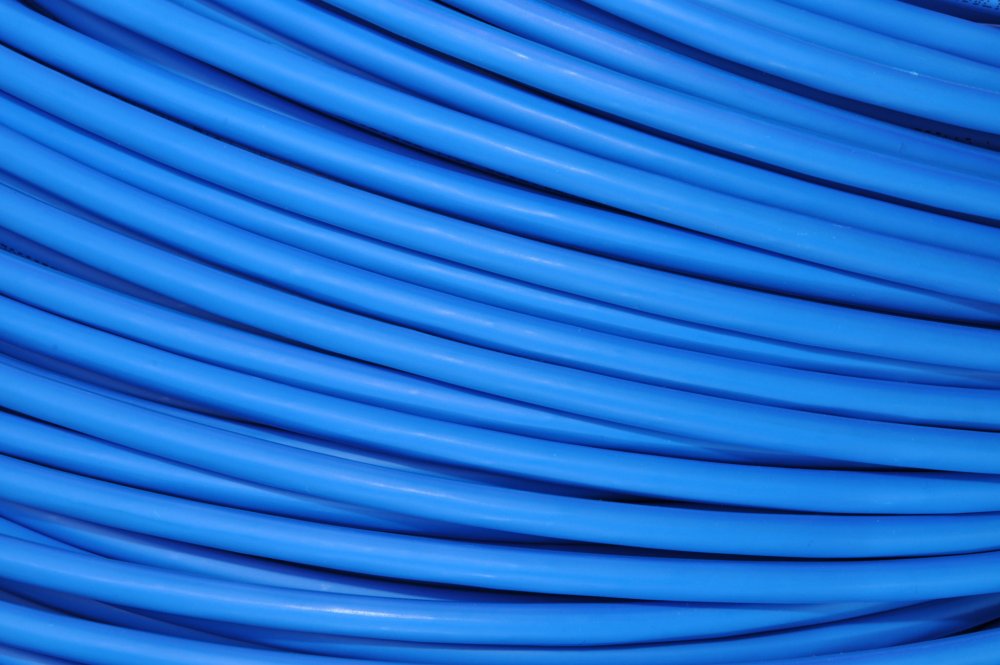 Ярко синие провода