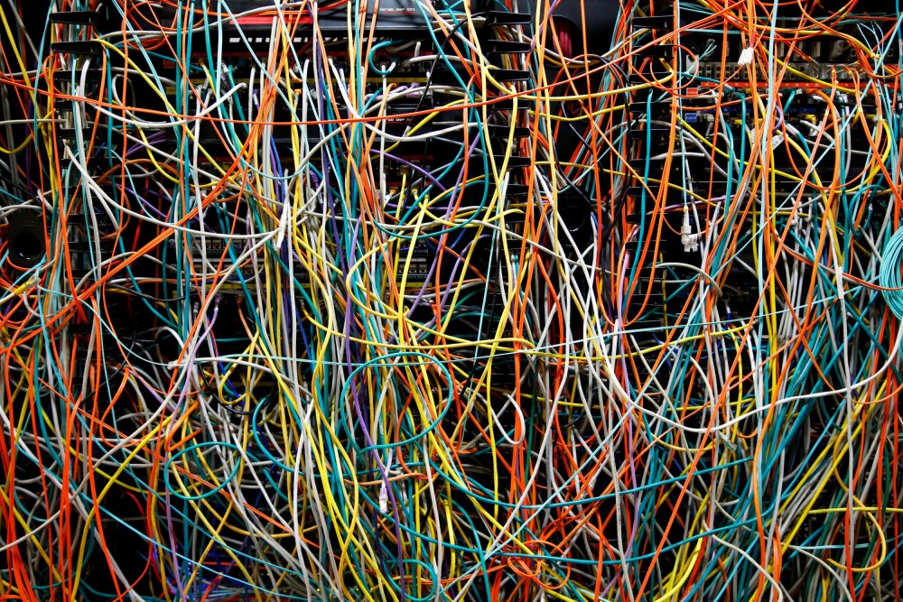 Запутанные разноцветные провода