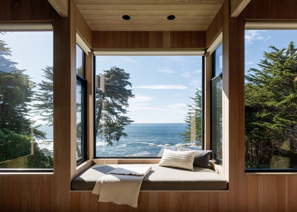 Домик на берегу с панорамными окнами