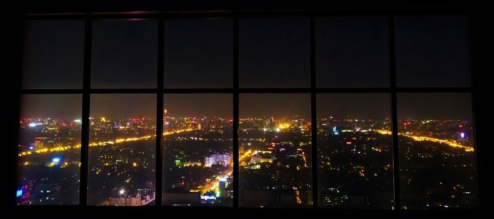 Вид ночного города из окна