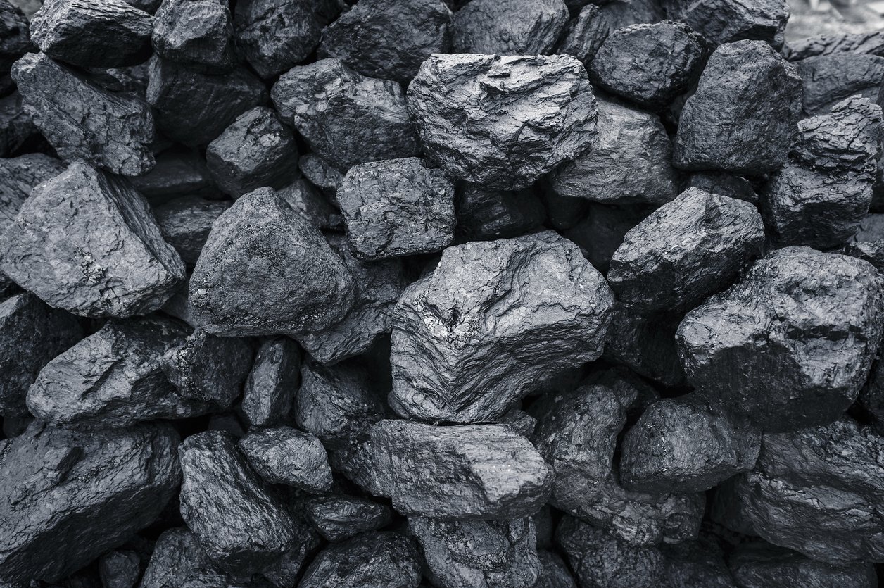 Уголь. Кусочек угля. Уголь Новосибирск. Уголь изображение высокое разрешение. Каменный уголь возобновляемый