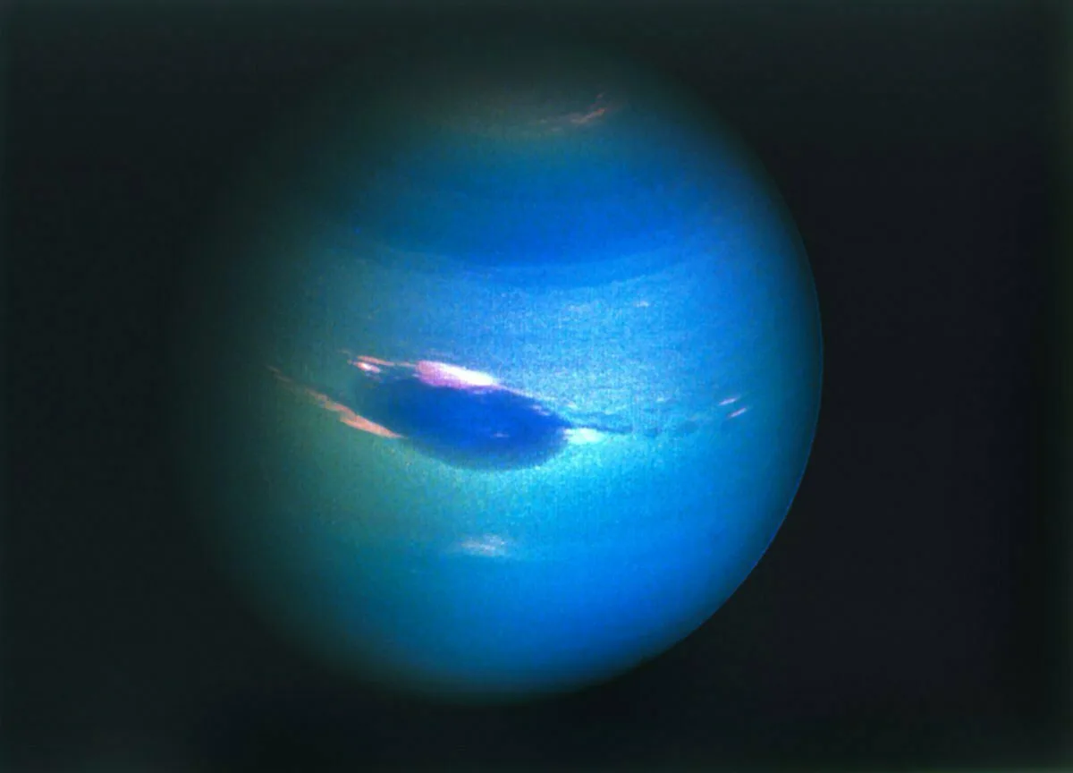 Уран образование. Вояджер 2 Нептун. Большое темное пятно Нептуна. Нептун Планета темное пятно. Планета Нептун поверхность планеты.