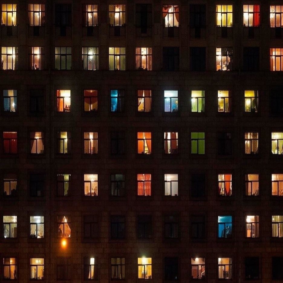 Окна многоэтажки ночью