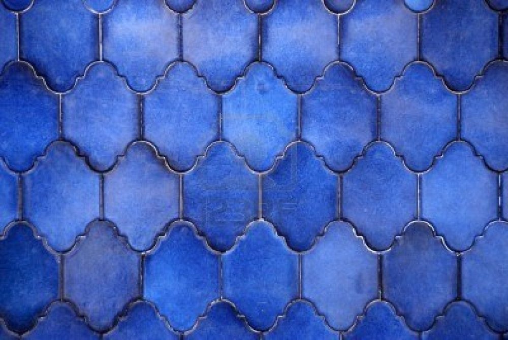 Синяя плитка в арке