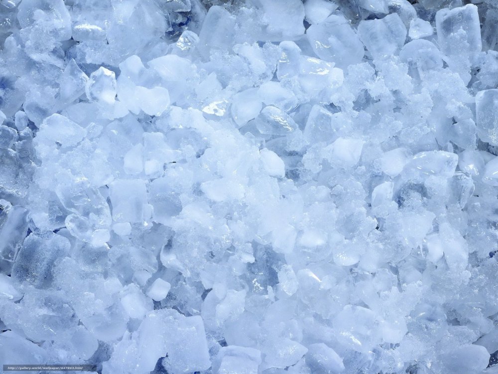 Кристаллы соли на голубом фоне