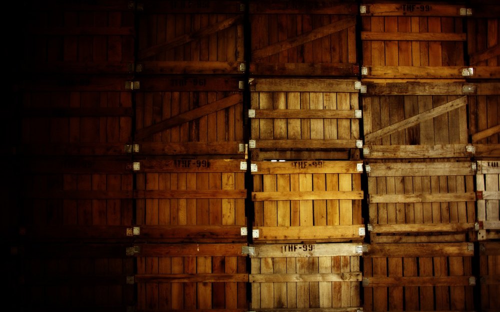 Деревянные ящики на складе