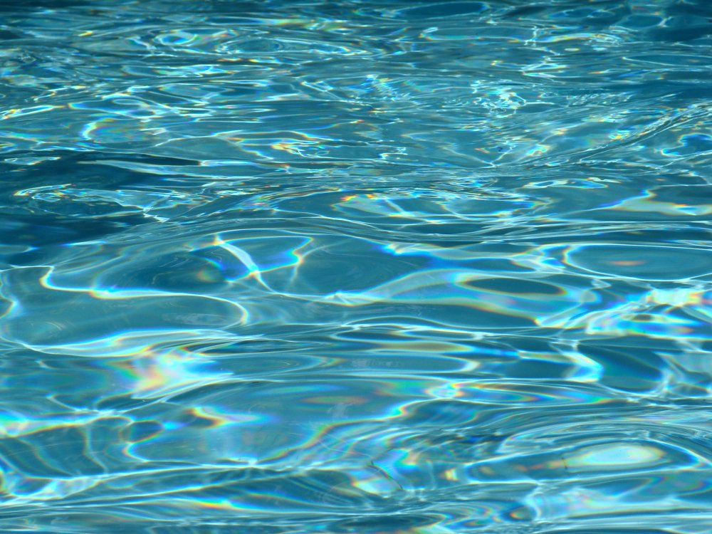 Голубая прозрачная вода