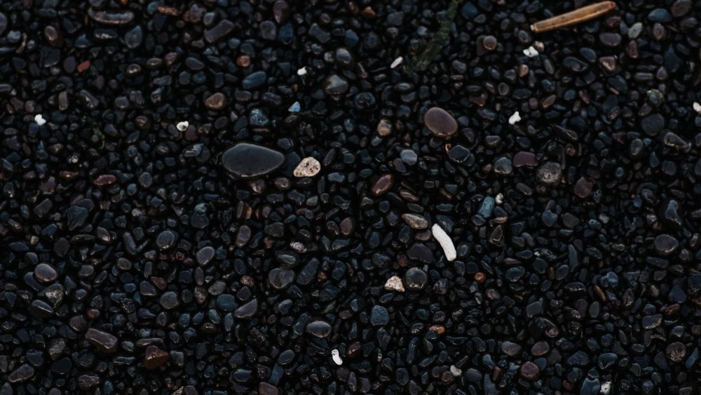 Песок на черном фоне
